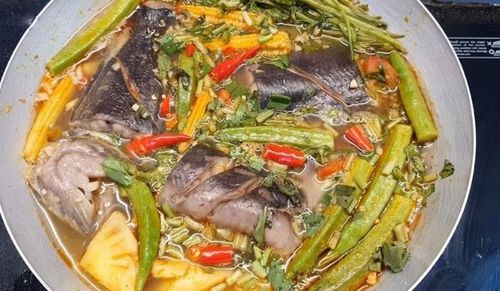 Món lẩu cá trê chua cay.
