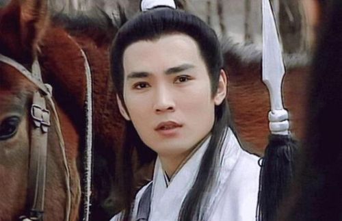 Long Khiếu Vân đem lòng yêu Lâm Thi Âm và đưụoc huynh đệ kết nghĩa nhường người mình yêu.