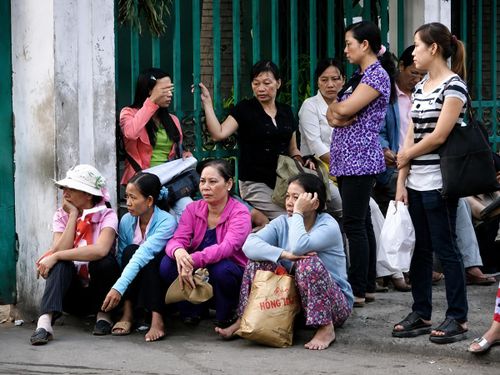 Phụ huynh chờ con thi đại học giai đoạn trước. Ảnh tư liệu