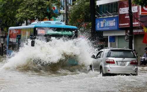 Quy hoạch thoát nước Thủ đô chỉ đáp ứng thông số thiết kế dựa trên lượng mưa khoảng 310mm trong hai ngày. Trong khi đó, biến đổi khí hậu khiến Hà Nội thường xuyên đối mặt với các trận mưa cực đoan lên tới 500 - 600mm chỉ trong 1 ngày.