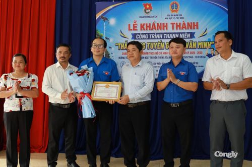 Địa phương tặng hoa tri ân TAND khu vực 12 - Tây Ninh.