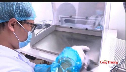 Các nhà khoa học thực hiện các bước giám định ADN từ mẫu hài cốt liệt sĩ. Ảnh: Phạm Giang