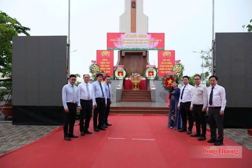 Lãnh đạo Viện Hàn lâm Khoa học và Công nghệ Việt Nam cùng các nhà khoa học cùng đại diện chính quyền địa phương làm lễ trước khi tiến hành lấy mẫu hài cốt liệt sĩ tại Nghĩa trang Giồng Riềng (An Giang). Ảnh: VAST