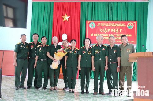Ông Hoàng Mạnh Hùng (ngoài cùng bên phải).