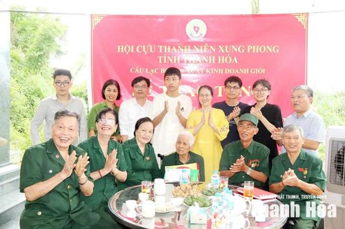 CLB Cựu TNXP sản xuất, kinh doanh giỏi tỉnh trao quà cho cựu TNXP Nguyễn Thị Xuyên, thôn Trúc Chuẩn, xã Đồng Tiến.