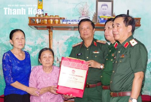 Đoàn công tác thăm, động viên bà Lê Thị Xuê.