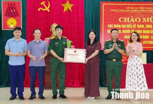 Đại tá Đinh Bạt Văn, Ủy viên Ban Thường vụ Tỉnh ủy, Chỉ huy trưởng Bộ CHQS tỉnh Thanh Hóa tặng quà cho Trung tâm Nuôi dưỡng, điều dưỡng người có công tỉnh.
