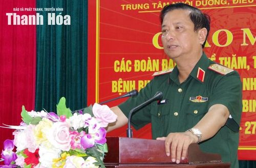 Trung tướng Hà Thọ Bình, Tư lệnh Quân khu 4 phát biểu tại buổi thăm, tặng quà.