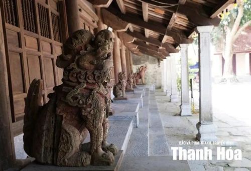 Nghê tại Thái miếu được làm bằng gỗ mít, chạm khắc rất tinh xảo.