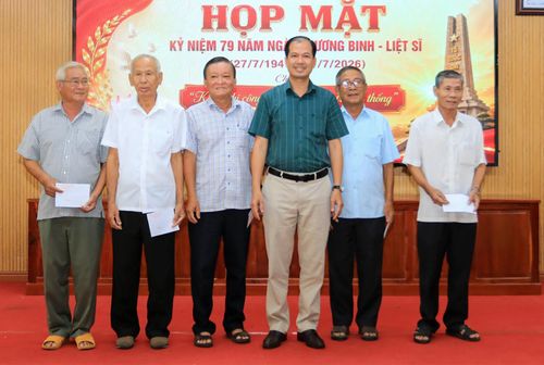 Tặng quà cho các đồng chí nguyên lãnh đạo huyện, xã qua các thời kỳ.