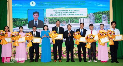 Phó Tổng Giám đốc Tập đoàn Công nghiệp Cao su Việt Nam Phạm Văn Hỏi Em (thứ năm, từ phải qua) trao giấy khen cho các cá nhân có thành tích xuất sắc trong 10 năm xây dựng và phát triển Công ty Cổ phần Gỗ MDF VRG Kiên Giang.