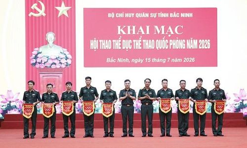 Các đồng chí lãnh đạo Bộ Chỉ huy Quân sự tỉnh trao Cờ lưu niệm cho các đơn vị tham gia hội thao.