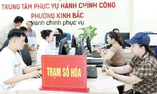  Mỗi ngày Trạm số hóa Trung tâm Phục vụ hành chính công phường Kinh Bắc hỗ trợ khoảng 300 công dân nộp hồ sơ trực tuyến. 
