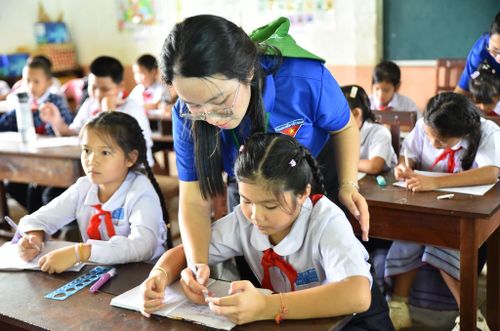 Các chiến sĩ mùa hè xanh nhiệt huyết trong từng giờ học. Ảnh: ĐVCC