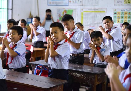 Các em học sinh hào hứng tham gia chương trình cùng các tình nguyện viên. Ảnh: ĐVCC