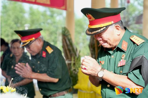 Cựu binh Lê Huy Từ không giấu được nước mắt khi dự lễ truy điệu. Ảnh: T.CÔNG
