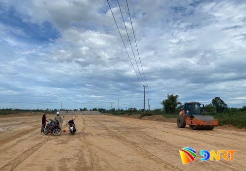 Nhiều công trình đường dẫn đang được đẩy nhanh thi công nhằm khớp nối với cầu để đưa vào khai thác sử dụng trong năm 2026. Ảnh: VĨNH LỘC