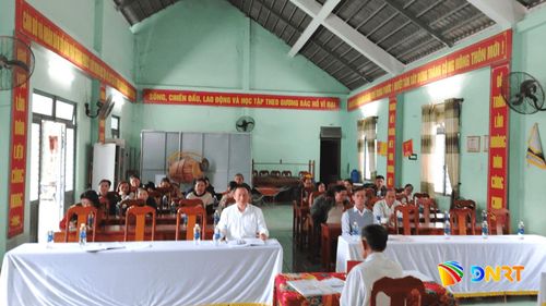 Thường trực Đảng ủy xã Nông Sơn làm việc với Chi bộ thôn Trung Phước 1. Ảnh: THU PHƯƠNG