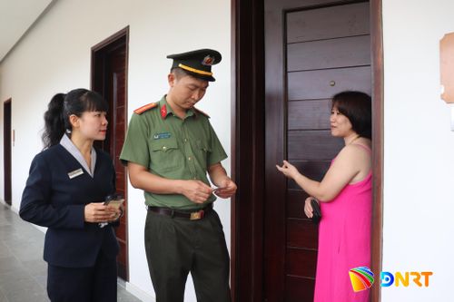 Lực lượng chức năng đẩy mạnh kiểm tra, giám sát, đồng thời cảnh báo nguy cơ lừa đảo đặt phòng trực tuyến cho du khách. Ảnh: KHÁNH NGÂN