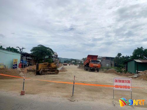 Nhà thầu thúc đẩy thi công đường dẫn từ cầu An Bình kết nối vào tuyến ĐT609C (địa phận xã Vu Giang). Ảnh: CÔNG TÚ