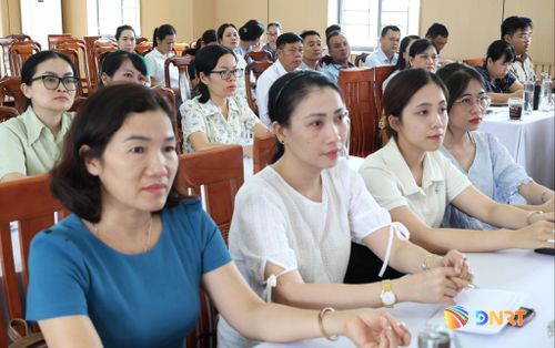 Cán bộ, công chức, viên chức và người lao động phường Sơn Trà tham gia lớp bồi dưỡng kỹ năng đối ngoại. Ảnh: NGỌC HÀ