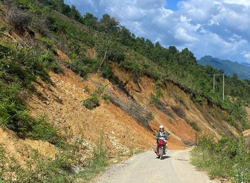 Ảnh hưởng của đợt mưa kéo dài những ngày đầu tháng 7 gây sụt sạt một số tuyến đường đến trung tâm xã Mường Lạn.