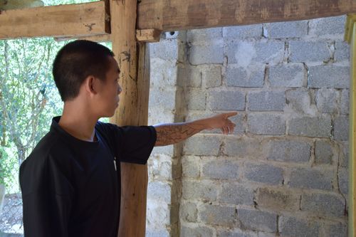 Ngôi nhà của gia đình anh Lò Văn Hoa, bản Lịch Tở, xã Mường Lạn bị nứt tường sau trận mưa lớn đầu tháng 7 vừa qua.