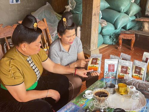 HTX Cà phê chị em, xã Mường Ảng giới thiệu sản phẩm cà phê.