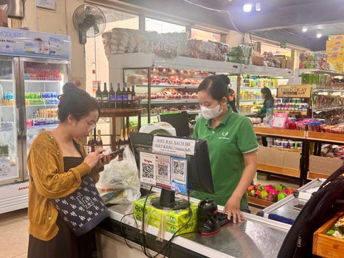 Người dân mua sắm tại Siêu thị Tâm Đỏ.