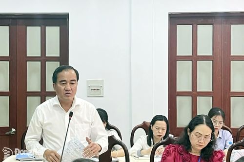 Phó Bí thư Đảng ủy, Chủ tịch UBND phường Trấn Biên Nguyễn Duy Tân báo cáo tại buổi làm việc. Ảnh: Kim Liễu