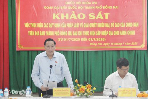 Thành ủy viên, Phó Trưởng đoàn chuyên trách Đoàn Đại biểu Quốc hội thành phố Bùi Xuân Thống chủ trì buổi làm việc tại phường Nhơn Trạch. Ảnh: T.Danh