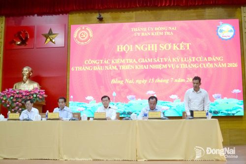 Đồng chí Trần Trung Nhân, Ủy viên Ban Thường vụ Thành ủy, Chủ nhiệm Ủy ban Kiểm tra Thành ủy gợi mở những vấn đề thảo luận tại hội nghị. Ảnh: Phương Hằng