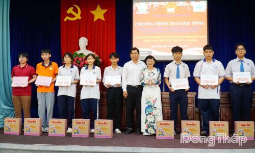 Những suất học bổng nghĩa tình góp phần tiếp sức học sinh nghèo vượt khó, nuôi dưỡng ước mơ học tập trên quê hương Đồng Tháp.