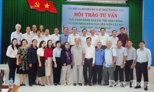 Đại biểu chụp ảnh lưu niệm tại Hội thảo giải pháp nâng cao vai trò hoạt động tư vấn phản biện của Liên hiệp các Hội Khoa học và Kỹ thuật.