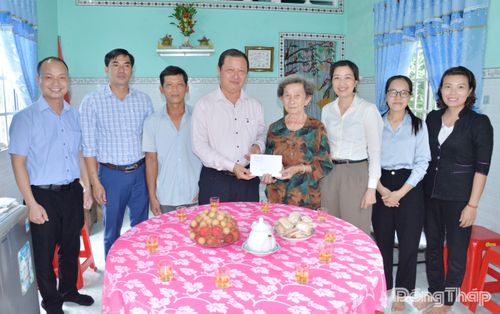 Đồng chí Phan Phùng Phú thăm, tặng quà bà Nguyễn Thị Bé, vợ liệt sĩ.