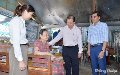 Đồng chí Phan Phùng Phú thăm, tặng quà bà Trần Thị Bảnh, vợ liệt sĩ.