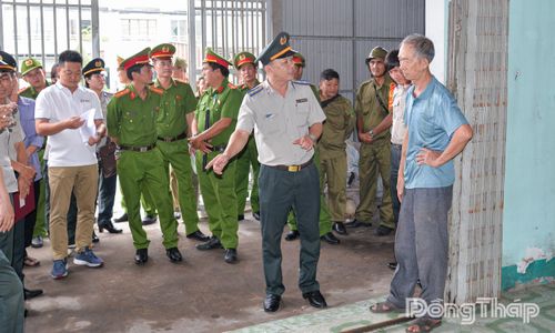 Chấp hành viên giải thích, làm rõ một số nội dung với ông Hướng Văn Hiệp.