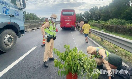 Lực lượng Cảnh sát giao thông tiến hành đo khoảng cách cảnh báo chiều 14-8 và khoảng cách chỉ có 9,4 m.