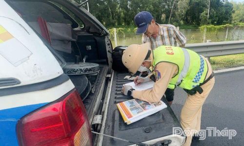 Tài xế bị lập biên bản ngay sau đó.