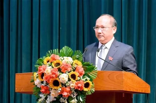  Chủ tịch HĐND tỉnh Rah Lan Chung phát biểu khai mạc kỳ họp thứ 5. Ảnh: Đức Thụy 