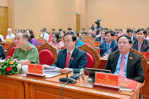  Các đồng chí lãnh đạo tỉnh tham dự kỳ họp. Ảnh: Đức Thụy 