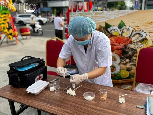 Cán bộ y tế Chi cục An toàn vệ sinh thực phẩm tỉnh đang xét nghiệm nhanh các mẫu thực phẩm bày bán tại khu vực ẩm thực.