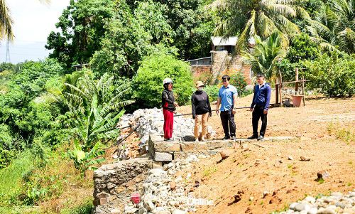 Dù đã đầu tư gia cố bờ đất, bà Lê Thị Liên vẫn mong tuyến kè sớm được xây dựng để bảo vệ lâu dài khu dân cư ven sông.