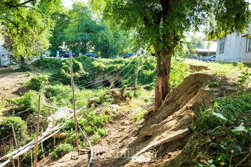 Khu vực sạt lở bờ sông Cái tại thôn Phú Thuận đã ăn sâu, chỉ còn cách Quốc lộ 27 khoảng 35 - 40m, tiềm ẩn nguy cơ ảnh hưởng tuyến giao thông huyết mạch.