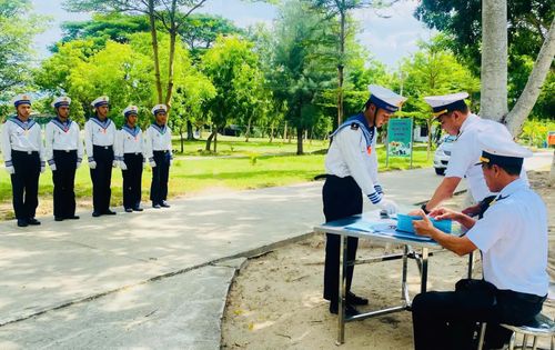 Kiểm tra kết thúc huấn luyện chiến sĩ vệ binh.