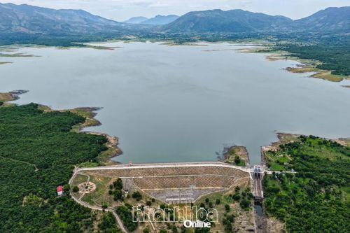 Nhiều năm qua, hồ Sông Sắt cung cấp nguồn nước phục vụ sinh hoạt, chăn nuôi và nuôi trồng thủy sản khu vực Bác Ái, đồng thời cắt lũ, giảm ngập lụt vùng hạ du.