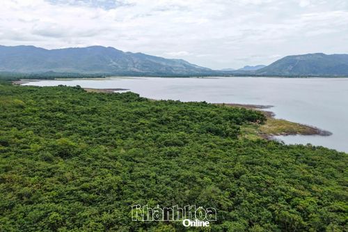 Với mặt nước mênh mông, trong vắt, hồ được bao bọc bởi những dãy núi đá, rừng cây, thảm cỏ, tạo nên cảnh quan hùng vĩ.