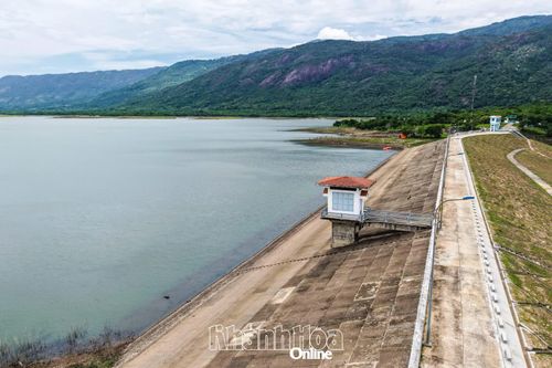 Theo thiết kế, dung tích hồ hơn 69 triệu m3, cung cấp nước tưới cho khoảng 3.800ha đất canh tác từ một vụ lên 2 - 3 vụ/năm.