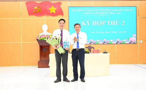 Bí thư Đảng ủy, Chủ tịch HĐND phường Trần Nam Bình tặng quà cám ơn vị đại biểu HĐND phường thôi làm nhiệm vụ do chuyển công tác.