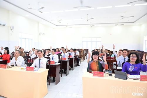 Các đại biểu biểu quyết thông qua nghị quyết.